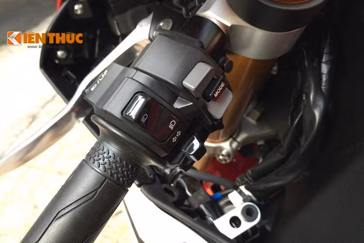 Cụm công tắc bên trái của xe bao gồm nút điều khiển xi-nhan, đèn pha, đèn xin vượt...