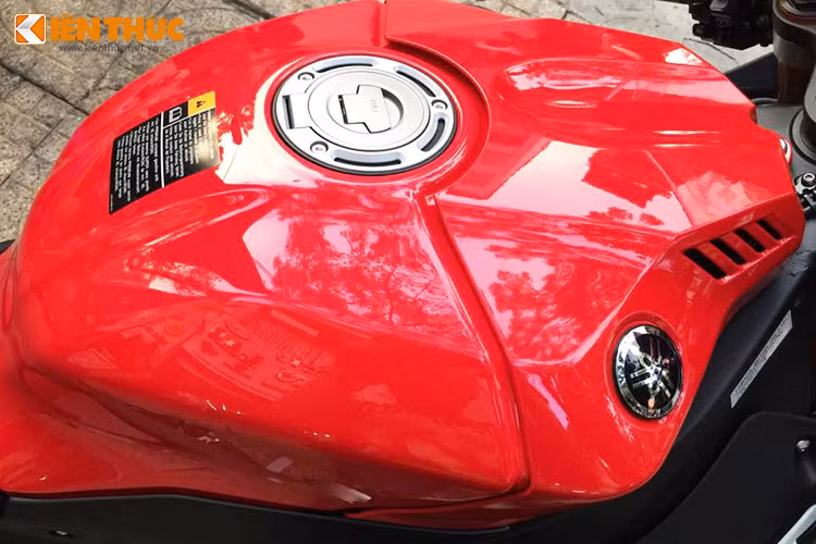 Xe sở hữu trọng lượng 199 kg với bình xăng nhôm dung tích 19 lít. Hệ số cản gió giảm 8% so với YZF-R1 2014.