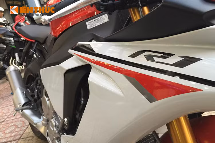 YZF-R1 thế hệ mới dài 2.055 mm, rộng 690 mm và cao 1.150 mm. Chiều cao yên 855 mm. Thế hệ mới có trục cơ sở được rút ngắn hơn so với mẫu cũ, ở mức 1.405 mm nhằm ôm cua dễ dàng hơn.