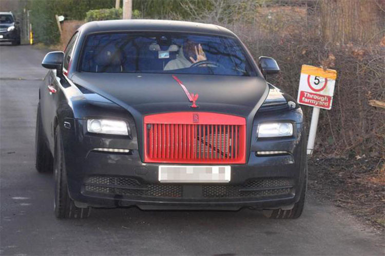 Tiền đạo Romelu Lukaku lại chuộng thương hiệu siêu xe sang Rolls-Royce. Chiếc Rolls-Royce Wraith của Lukaku được độ với tông đen và lưới tản nhiệt màu đỏ có giá khoảng 330.000 USD (khoảng 7,6 tỷ đồng).
