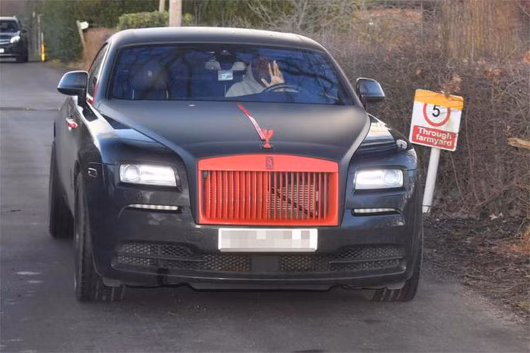 Tiền đạo Romelu Lukaku lại chuộng thương hiệu siêu xe sang Rolls-Royce. Chiếc Rolls-Royce Wraith của Lukaku được độ với tông đen và lưới tản nhiệt màu đỏ có giá khoảng 330.000 USD (khoảng 7,6 tỷ đồng).