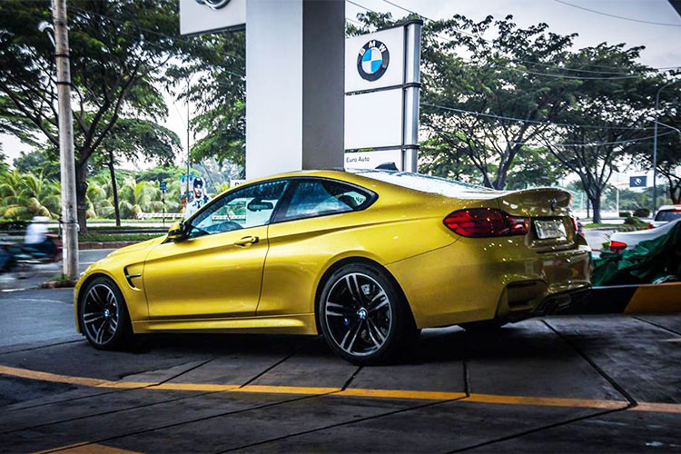 Khi mới về thị trường Việt Nam, mẫu xe thể thao này có giá bán 4,383 tỷ đồng, chưa bao gồm chi phí ra biển số. Sau khi đã lăn bánh khoảng hơn 7.000 miles, gần 12.000 km, nó hiện đang được chủ nhân rao bán với mức giá chỉ 3,4 tỷ đồng - giảm gần 1 tỷ chỉ sau 7 tháng sử dụng.