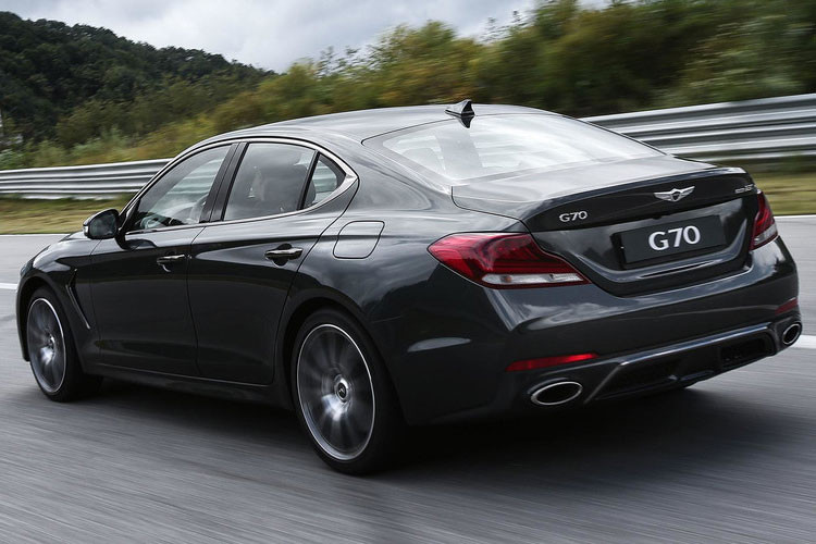 Phiên bản Genesis G70 Elite 2.0T cao cấp hơn có thêm đèn pha LED, cảm biến gạt mưa, cảm biến đỗ xe trước/sau, cửa sổ trời, gương chiếu hậu chỉnh điện, tự động gập và chống chói tự động, logo Genesis phát sáng.