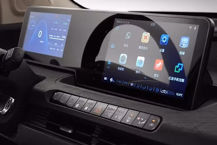 Bên trong Weiao Boma là không gian nội thất chỉ có 4 chỗ ngồi. Nội thất của xe được thiết kế theo hướng tối giản với vô lăng 2 chấu tích hợp một số phím chức năng, bảng đồng hồ kỹ thuật số nối liền với màn hình cảm ứng trung tâm, dãy nút bấm cơ học để chỉnh điều hòa, núm xoay chuyển số, phanh tay chỉnh cơ nằm giữa 2 ghế trước và 16 ngăn chứa đồ.