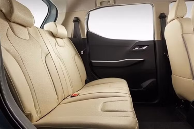 Trang bị tiện nghi và an toàn của mẫu ô tô điện giá rẻ này đương nhiên khá nghèo nàn. Xe chỉ có hệ thống chống bó cứng phanh ABS, tự động khóa cửa khi va chạm, phân bổ lực phanh điện tử và cảnh báo áp suất lốp.