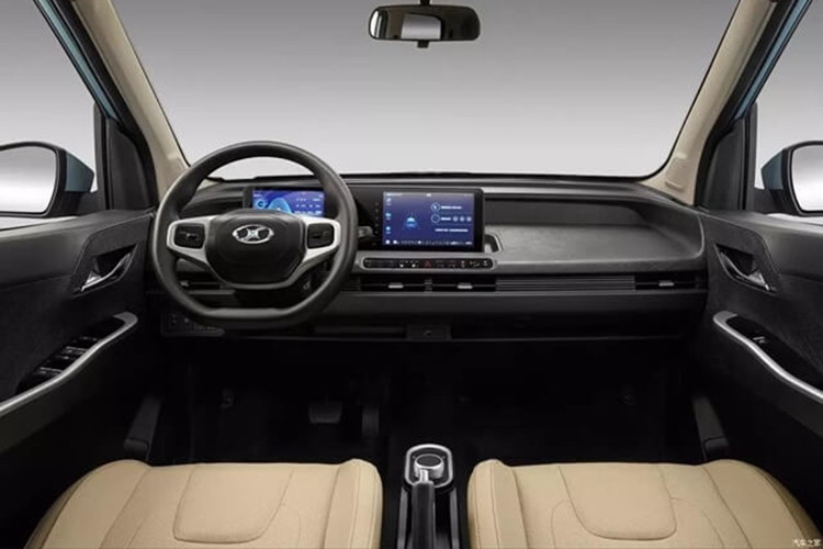 So với Toyota Alphard, Weiao Boma đương nhiên sở hữu kích thước nhỏ hơn rất nhiều, bao gồm chiều dài 3.517 mm, chiều rộng 1.495 mm, chiều cao 1.660 mm và chiều dài cơ sở 2.495 mm. Như vậy, mẫu xe này có kích thước ngang ngửa các mẫu xe hạng A đang bán ở Việt Nam như Kia Morning hay Hyundai Grand i10 và lớn hơn đáng kể so với Wuling Hongguang Mini EV.