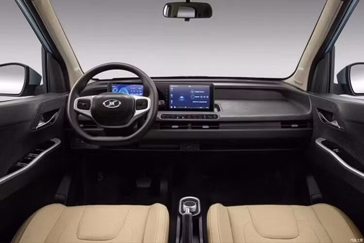 So với Toyota Alphard, Weiao Boma đương nhiên sở hữu kích thước nhỏ hơn rất nhiều, bao gồm chiều dài 3.517 mm, chiều rộng 1.495 mm, chiều cao 1.660 mm và chiều dài cơ sở 2.495 mm. Như vậy, mẫu xe này có kích thước ngang ngửa các mẫu xe hạng A đang bán ở Việt Nam như Kia Morning hay Hyundai Grand i10 và lớn hơn đáng kể so với Wuling Hongguang Mini EV.