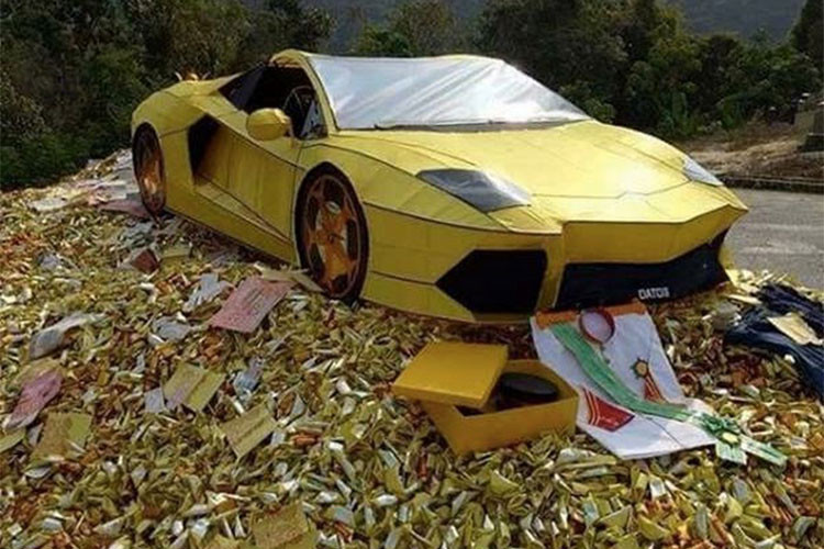 Từng chi tiết như cánh gió, ống xả hay các đường cắt xẻ trên xe được làm rất công phu. Không rõ chiếc xe vàng mã này sẽ được bán với giá bao nhiêu cho sự trau truốt, tỉ mỉ này. Đáng chú ý là ngoại thất xe màu vàng phong cách giới siêu giàu cũng được nhiều gia đình lựa chọn.