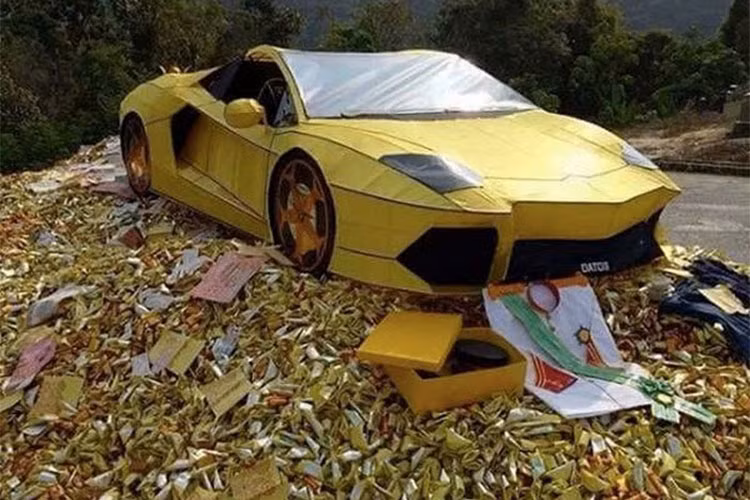 Từng chi tiết như cánh gió, ống xả hay các đường cắt xẻ trên xe được làm rất công phu. Không rõ chiếc xe vàng mã này sẽ được bán với giá bao nhiêu cho sự trau truốt, tỉ mỉ này. Đáng chú ý là ngoại thất xe màu vàng phong cách giới siêu giàu cũng được nhiều gia đình lựa chọn.