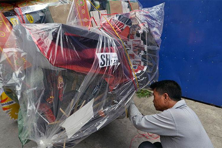 Vào những ngày tháng 7 âm lịch này, không chỉ phố hàng mã mà trên khắp các nẻo đường Việt Nam - các mẫu siêu xe, xe máy, nhà lầu... thậm chí cả máy bay vàng mã sẽ xuất hiện với đủ kích cỡ, màu sắc cho người mua có thể lựa chọn cho ngày "cúng cô hồn" rằm tháng 7.