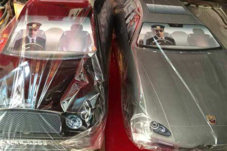 Những chiếc siêu xe Porsche, siêu xe sang Bentley vàng mã được bán ra còn "tặng kèm" cả tài xế Tây đã ngồi chờ sẵn bên trong chuyên chở.