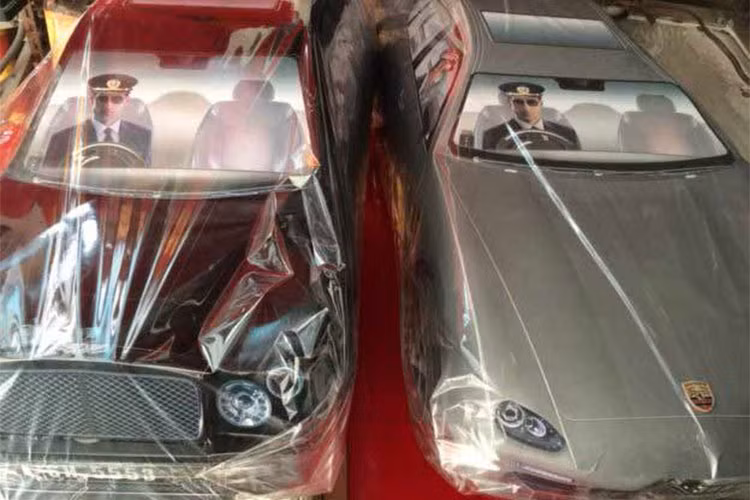 Những chiếc siêu xe Porsche, siêu xe sang Bentley vàng mã được bán ra còn "tặng kèm" cả tài xế Tây đã ngồi chờ sẵn bên trong chuyên chở.