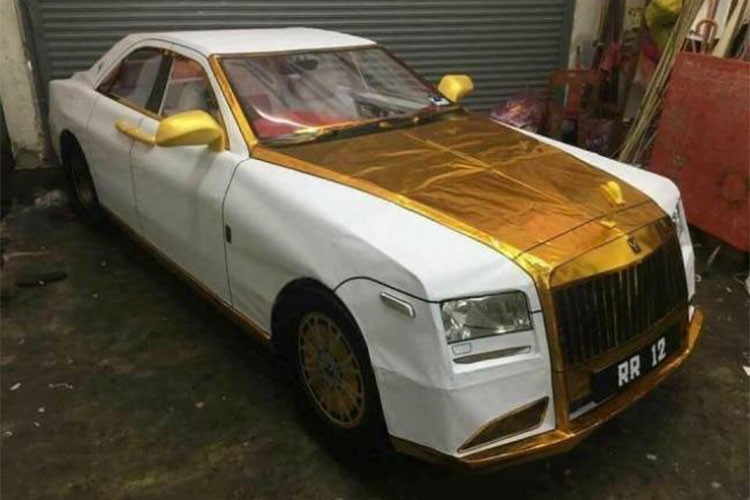 Thậm chí, cả một chiếc siêu xe sang Roll-Royce cũng được các nghệ nhân Việt Nam "vàng mã hóa" rất giống thật với nhiều chi tiết mạ vàng được làm tỉ mỉ như tay nắm cửa, gương hay kể cả nội thất bên trong xe.
