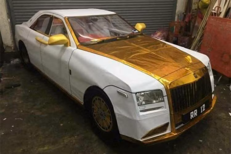 Thậm chí, cả một chiếc siêu xe sang Roll-Royce cũng được các nghệ nhân Việt Nam "vàng mã hóa" rất giống thật với nhiều chi tiết mạ vàng được làm tỉ mỉ như tay nắm cửa, gương hay kể cả nội thất bên trong xe.