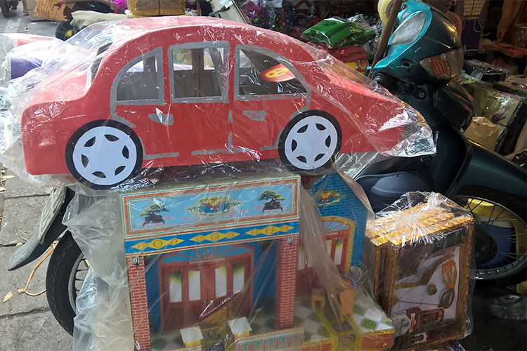 Một bộ vàng mã với đầy đủ nhà lầu, xe hơi cùng nhiều phụ kiện đi kèm.