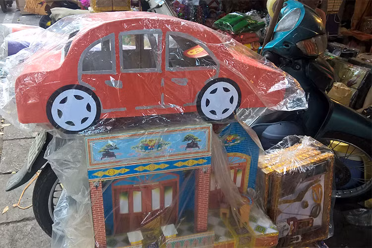 Một bộ vàng mã với đầy đủ nhà lầu, xe hơi cùng nhiều phụ kiện đi kèm.