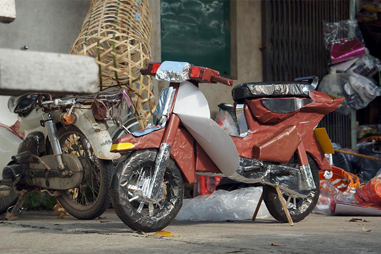 Xe máy Honda Super Cub cũng được dựng lại với phiên bản vàng mã trông khá chi tiết và tỉ mỉ. Chiếc xe này có lẽ dành cho những người hoài cổ, với mong muốn trước đây sở hữu nhưng chua hoàn thành.