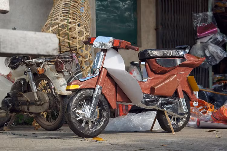 Xe máy Honda Super Cub cũng được dựng lại với phiên bản vàng mã trông khá chi tiết và tỉ mỉ. Chiếc xe này có lẽ dành cho những người hoài cổ, với mong muốn trước đây sở hữu nhưng chua hoàn thành.