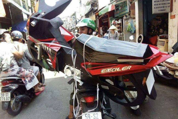 Xe máy côn tay Yamaha Exciter 150 cũng được giấy hóa với kích thước lớn y như thật để thỏa mãn đam mê tốc độ của những người "cõi âm".