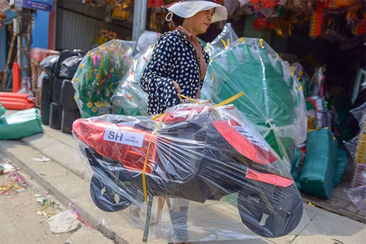 Mẫu xe ga cao cấp Honda SH 150 phiên bản vàng mã là một trong những mẫu xe bán chạy nhất của một số cửa hàng vàng mã trên phố Hàng Mã với giá thành từ 100 đến 200 nghìn tùy kích cỡ và độ chi tiết của xe.