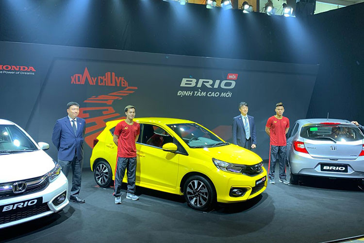 Hôm này 18/6, Honda Việt Nam (HVN) đã chính thức ra mắt mẫu xe cỡ nhỏ Honda Brio hoàn toàn mới tại thị trường Việt Nam. Xe sẽ có 3 phiên bản gồm: G, RS và RS Two-Tone, nhập khẩu nguyên chiếc từ Indonesia.