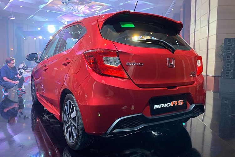 Về kích thước, Honda Brio dài và rộng nhất phân khúc, thấp hơn một chút so với Hyundai Grand i10. Xe dài 3.815 mm, rộng 1.680 mm và cao 1.485 mm. Các con số này vượt trội hơn khá nhiều so với VinFast Fadil.