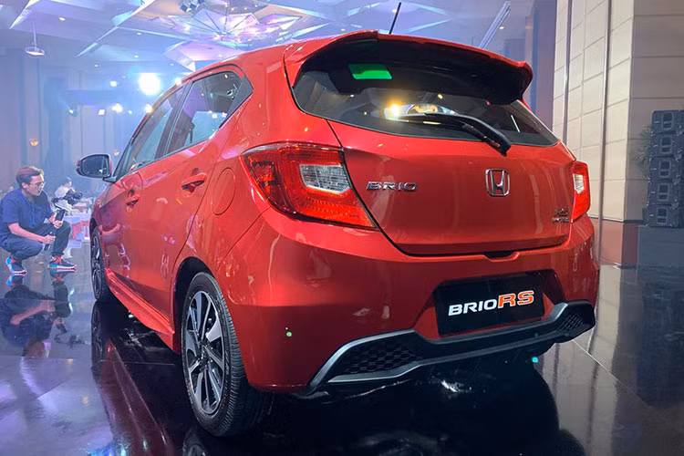 Về kích thước, Honda Brio dài và rộng nhất phân khúc, thấp hơn một chút so với Hyundai Grand i10. Xe dài 3.815 mm, rộng 1.680 mm và cao 1.485 mm. Các con số này vượt trội hơn khá nhiều so với VinFast Fadil.