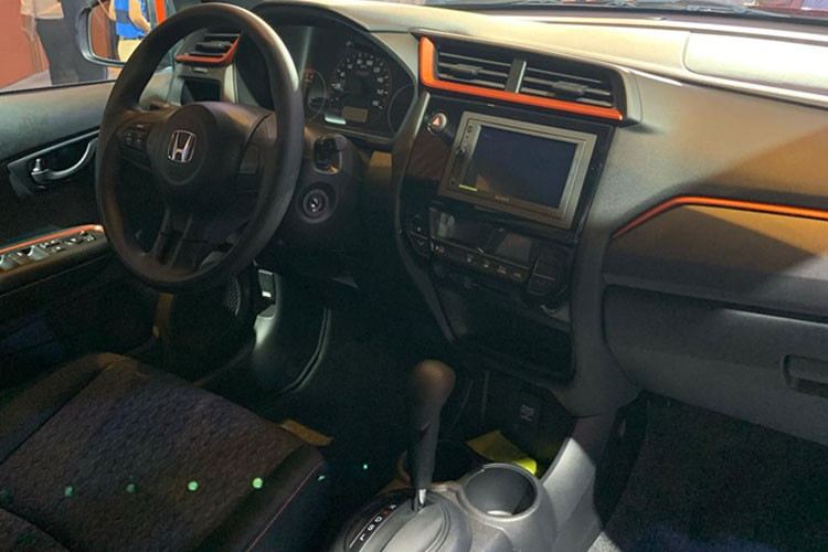 Riêng bản RS cao cấp nhất được trang trí bằng những đường màu cam cùng lô-gô RS trên bảng hiển thị thông số hành trình. Các phiên bản Honda Brio đều được trang bị điều hòa 2 chiều, cửa sau mở bằng điện, chìa khóa thông minh (bản RS), đầu 1DIN tích hợp Bluetooth (bản G) và màn hình giải trí cảm ứng 6,2 inch với Apple Car Play (bản RS),… 