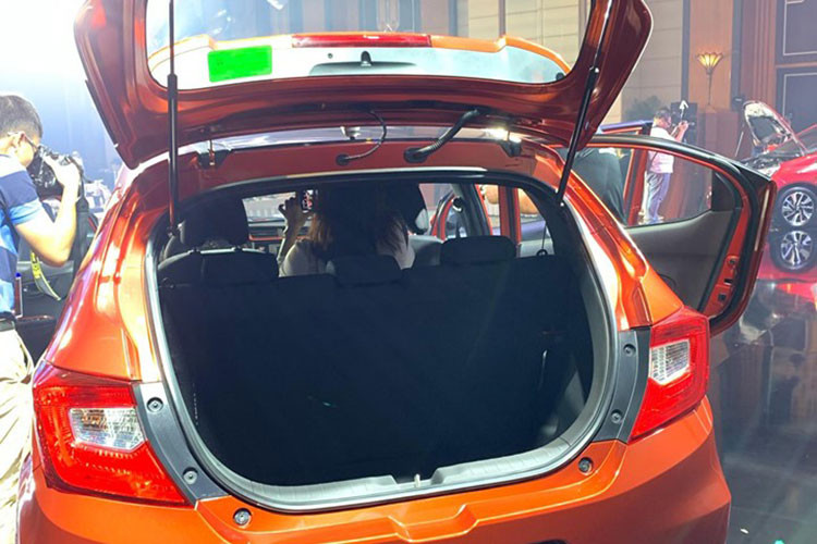 Ngoài ra, xe vẫn có các công nghệ an toàn cơ bản như chống bó cứng phanh ABS, phân bổ lực phanh điên tử EBD, dây đai an toàn 3 điểm,… Ngoài ra, hàng ghế sau khi gập gọn có thể chứa đựng 258 lít hành lý.