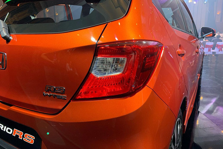 Phía trước, Honda Brio sử dụng đèn định vị LED và đèn chiếu sáng halogen, đèn sương mù nằm ở phần cản trước thiết kế thể thao. Phía sau của xe sẽ là cụm đèn phanh và đèn hậu được bố trí tách biệt, với điểm nhấn là cánh gió thể thao và đèn phanh trên cao ấn tượng hơn.