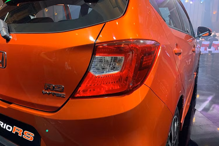 Phía trước, Honda Brio sử dụng đèn định vị LED và đèn chiếu sáng halogen, đèn sương mù nằm ở phần cản trước thiết kế thể thao. Phía sau của xe sẽ là cụm đèn phanh và đèn hậu được bố trí tách biệt, với điểm nhấn là cánh gió thể thao và đèn phanh trên cao ấn tượng hơn.