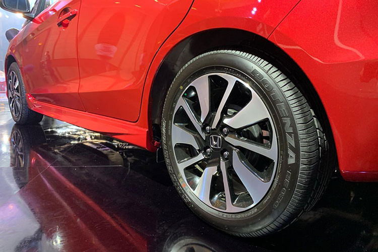 So với thế hệ trước, Honda Brio được bán ra tại Việt Nam có chiều dài cơ sở được mở rộng, phiên bản Honda Brio G sử dụng la-zăng hợp kim nhôm 14 inch, trong khi bản RS có la-zăng 15 inch đa chấu thể thao hơn.