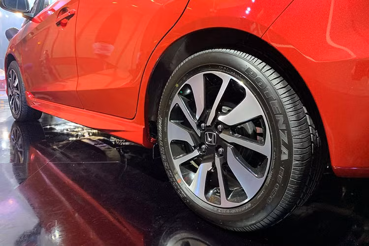 So với thế hệ trước, Honda Brio được bán ra tại Việt Nam có chiều dài cơ sở được mở rộng, phiên bản Honda Brio G sử dụng la-zăng hợp kim nhôm 14 inch, trong khi bản RS có la-zăng 15 inch đa chấu thể thao hơn.