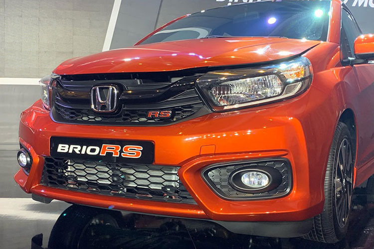 Thiết kế ngoại thất của Honda Brio 2019 mới khá trẻ trung so với các đối thủ cùng phân khúc hạng A hiện nay, khá giống như những người anh em Honda City, Jazz hay Civic. Kiểu thiết kế này khiến Brio cạnh tranh trực tiếp với VinFast Fadil, đều là 2 mẫu xe mới trong phân khúc.