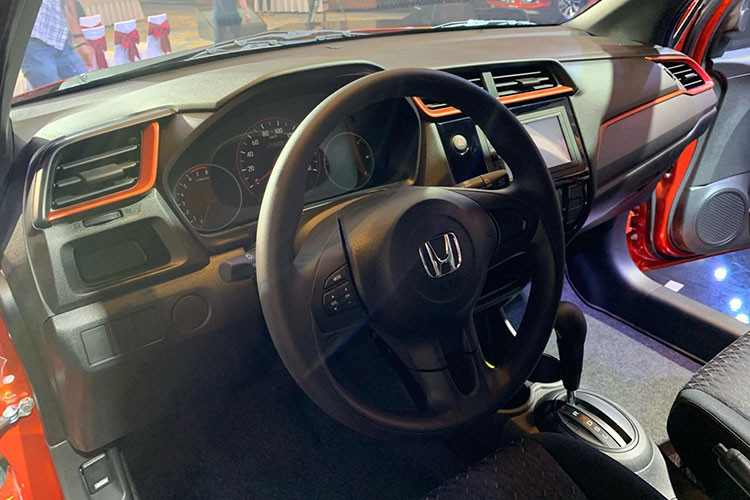 Bên trong khoag nội thất của Honda Brio mới tương đối rộng rãi, đáng tiếc là xe chỉ sử dụng ghế bọc nỉ tương tự nhiều mẫu xe cỡ A tại thị trường Việt Nam hiện nay. Các chi tiết nội thất tông màu đen, đi kèm những chi tiết trang trí màu bạc điểm xuyết trên nền nội thất màu đen (bản G).