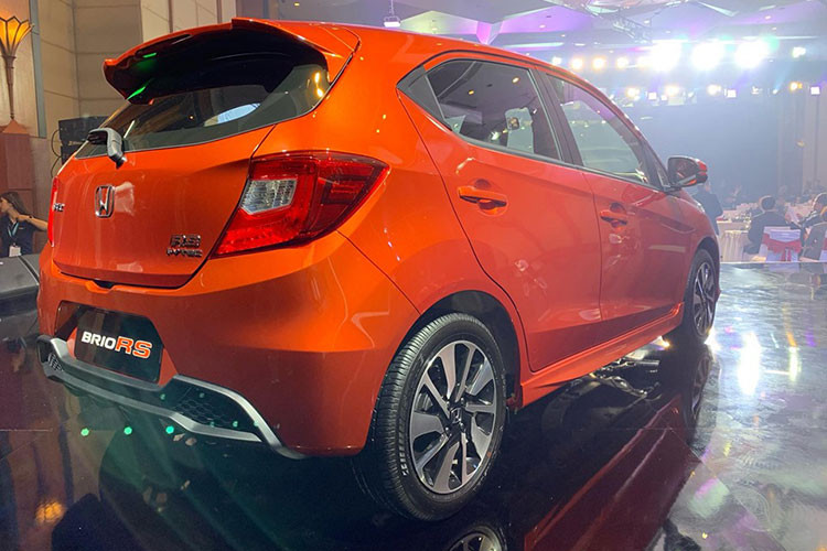 "Trái tim" của Honda Brio mới sẽ là khối động cơ 1.2 lít i-VTEC đạt công suất tối đa 89 mã lực đi kèm hộp số vô cấp CVT, giúp xe tiết kiệm nhiên liệu, vận hành mạnh mẽ. Ngoài ra, mẫu xe này còn được trang bị bộ điều khiển G-Design thực hiện kiểm soát phối hợp hộp số vô cấp CVT, van tiết lưu,… cho phép chuyển số mượt mà hơn.