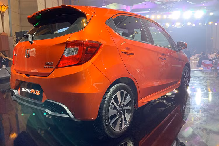 "Trái tim" của Honda Brio mới sẽ là khối động cơ 1.2 lít i-VTEC đạt công suất tối đa 89 mã lực đi kèm hộp số vô cấp CVT, giúp xe tiết kiệm nhiên liệu, vận hành mạnh mẽ. Ngoài ra, mẫu xe này còn được trang bị bộ điều khiển G-Design thực hiện kiểm soát phối hợp hộp số vô cấp CVT, van tiết lưu,… cho phép chuyển số mượt mà hơn.