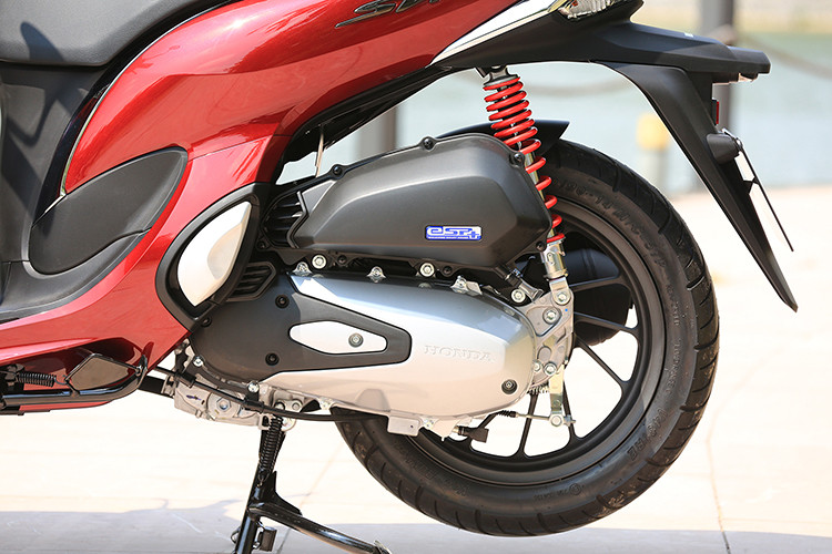 Sh mode 125cc còn được trang bị hàng loạt các tiện ích như: Hộc để đồ trước bên trái tích hợp cổng sạc USB có dạng nắp mở tiện lợi, việc sạc các thiết bị di động; cốp đựng đồ dưới yên được mở rộng 0,5 lít, tăng tổng thể tích lên 18,5 lít, Sàn xe được kéo dài về trước 10mm, hệ thống chống bó cứng phanh ABS cho bánh trước tiếp tục được áp dụng...