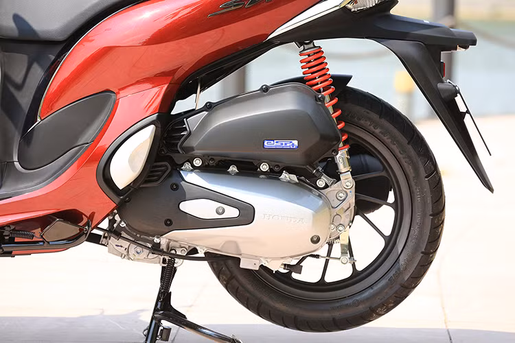 Sh mode 125cc còn được trang bị hàng loạt các tiện ích như: Hộc để đồ trước bên trái tích hợp cổng sạc USB có dạng nắp mở tiện lợi, việc sạc các thiết bị di động; cốp đựng đồ dưới yên được mở rộng 0,5 lít, tăng tổng thể tích lên 18,5 lít, Sàn xe được kéo dài về trước 10mm, hệ thống chống bó cứng phanh ABS cho bánh trước tiếp tục được áp dụng...