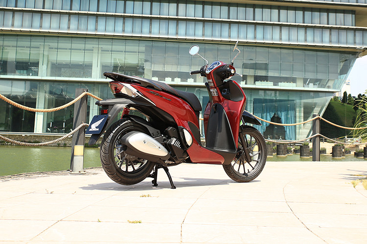 Giá xe Honda SH mode 2020 bán ra chính hãng tại Việt Nam lần lượt được đề xuất là 53.890.000 đồng, 57.890.000 đồng và 58.890.000 đồng - tương đương cho 3 phiên bản thời trang phanh CBS, thời trang phanh ABS. 