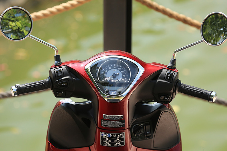 Mặt đồng hồ được mô phỏng theo hình ảnh chiếc đồng hồ đeo tay cao cấp thời trang với viền phát sáng hình tròn, tạo nên “hiệu ứng ánh sáng” độc đáo khi di chuyển vào ban đêm. Thiết kế mới tôn vinh tính đơn giản và dễ ứng dụng nhưng vẫn không kém phần sang trọng của mẫu xe.