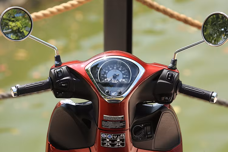 Mặt đồng hồ được mô phỏng theo hình ảnh chiếc đồng hồ đeo tay cao cấp thời trang với viền phát sáng hình tròn, tạo nên “hiệu ứng ánh sáng” độc đáo khi di chuyển vào ban đêm. Thiết kế mới tôn vinh tính đơn giản và dễ ứng dụng nhưng vẫn không kém phần sang trọng của mẫu xe.