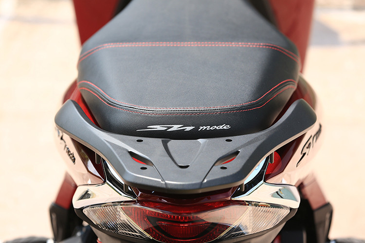 Toàn bộ các bộ phận bằng nhựa dẻo của xe như sàn chính, tay cầm, các bộ phận bên trong được bao trùm bằng họa tiết dốc màu Gradient mới, giúp thay đổi bề mặt ứng với sự biến đổi trong ánh sáng chiều.