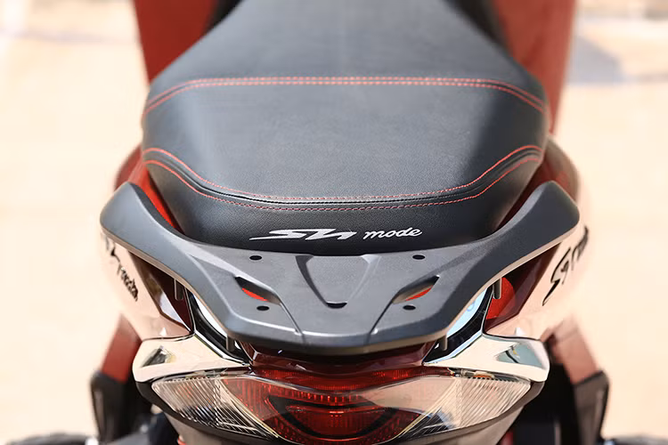 Toàn bộ các bộ phận bằng nhựa dẻo của xe như sàn chính, tay cầm, các bộ phận bên trong được bao trùm bằng họa tiết dốc màu Gradient mới, giúp thay đổi bề mặt ứng với sự biến đổi trong ánh sáng chiều.