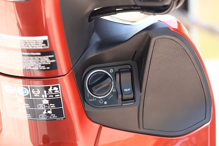 Đặc trưng thiết kế thanh lịch và cao cấp của mẫu xe ga Honda SH mode tiếp tục được thể hiện qua logo 3D có thiết kế mang biểu tượng lập thể hoàn toàn mới. Chữ “SH” viết liền được tô đậm cứng cáp tựa như trên mẫu xe SH125cc/150cc. 