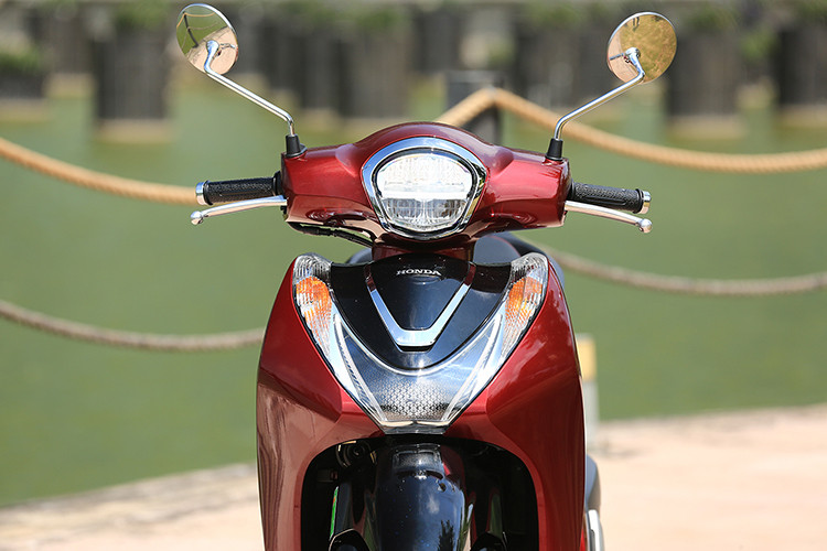 Thiết kế mặt trước nhỏ gọn với cụm đèn xi nhan được chú trọng hơn trong việc thể hiện ánh sáng vào ban đêm. Thiết kế cụm đèn lấy cảm hứng từ trang sức lấp lánh của phái nữ. Phần kết nối giữa đèn trước và thân xe sử dụng công nghệ xi mạ chrome tạo tính liên kết cao.