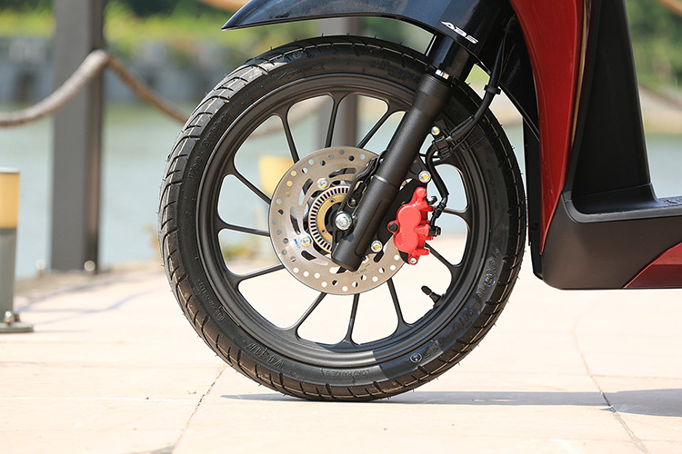 Bên cạnh hiệu suất và khả năng tiết kiệm nhiên liệu cao, Sh mode 125cc còn sở hữu thêm khả năng tăng tốc đáng chú ý nhờ sự cải tiến trong trọng lượng. Việc giảm trọng lượng toàn bộ thân xe cùng việc sử dụng động cơ tính năng cao, mẫu xe có thể đem lại cảm nhận lái hoàn toàn khác biệt so với các phiên bản tiền nhiệm, đặc biệt trong điều kiện tham gia giao thông tại những nơi đông đúc trong thành phố.