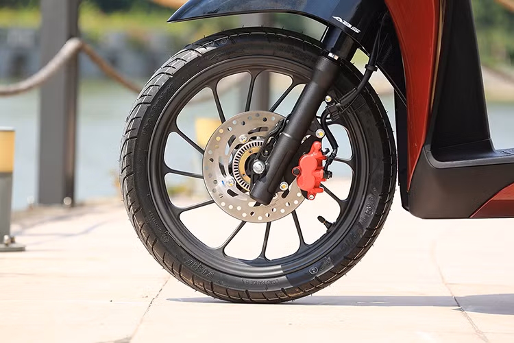 Bên cạnh hiệu suất và khả năng tiết kiệm nhiên liệu cao, Sh mode 125cc còn sở hữu thêm khả năng tăng tốc đáng chú ý nhờ sự cải tiến trong trọng lượng. Việc giảm trọng lượng toàn bộ thân xe cùng việc sử dụng động cơ tính năng cao, mẫu xe có thể đem lại cảm nhận lái hoàn toàn khác biệt so với các phiên bản tiền nhiệm, đặc biệt trong điều kiện tham gia giao thông tại những nơi đông đúc trong thành phố.