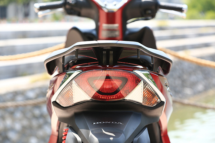 Ngoài ra, việc áp dụng bộ tăng xích cam thủy lực còn giúp độ ma sát thấp hơn đáng kể, đồng thời kiểm soát tiếng ồn, độ rung và cải thiện hiệu suất tiêu hao nhiên liệu. Mức công suất phiên bản mới Sh mode 125cc sở hữu cũng vượt trội hơn so với những phiên bản tiền nhiệm.