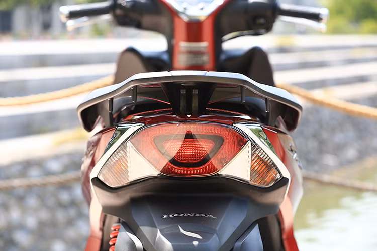 Ngoài ra, việc áp dụng bộ tăng xích cam thủy lực còn giúp độ ma sát thấp hơn đáng kể, đồng thời kiểm soát tiếng ồn, độ rung và cải thiện hiệu suất tiêu hao nhiên liệu. Mức công suất phiên bản mới Sh mode 125cc sở hữu cũng vượt trội hơn so với những phiên bản tiền nhiệm.